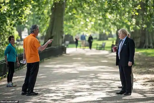 KBuyukyuksel's tweet photo. "Koskoca" İngiltere Başbakanı'na sıradan bir vatandaş parkta hesap sorarken, bu bir ayrıcalık veya cesaret isteyecek bir şey olmamalı, demokrasinin doğalı budur https://t.co/BNLwnq1rN2