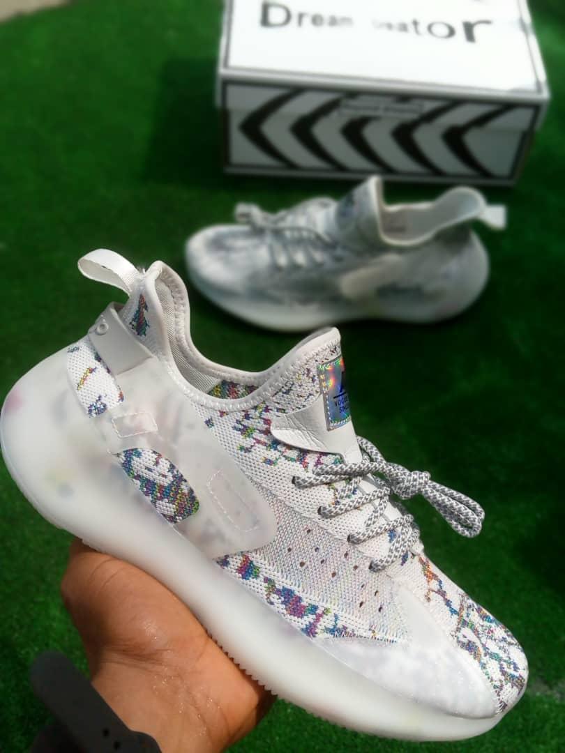 Soles_naija's tweet image. Be bold, be fashionable with this high quality breathable unisex Sneakers 

Price: 15000
Size: 40-44

Delivery within Lagos 1500-2000
Delivery outside lagos 2000

To order send a DM or wa.me/2348134241123