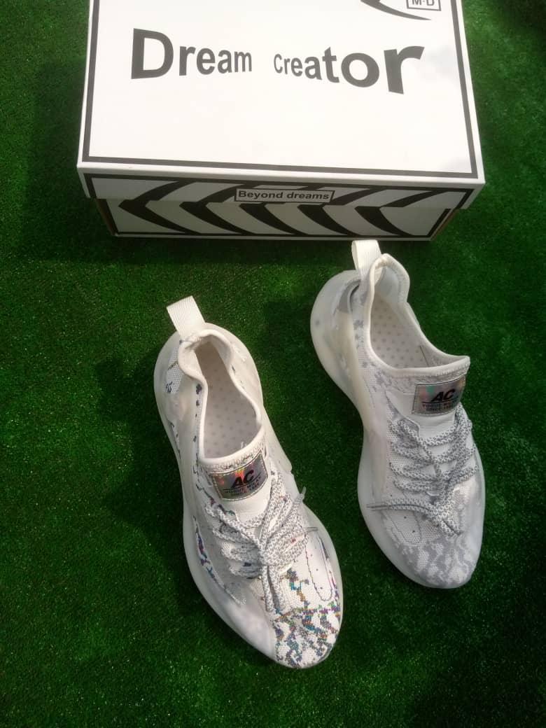 Soles_naija's tweet image. Be bold, be fashionable with this high quality breathable unisex Sneakers 

Price: 15000
Size: 40-44

Delivery within Lagos 1500-2000
Delivery outside lagos 2000

To order send a DM or wa.me/2348134241123