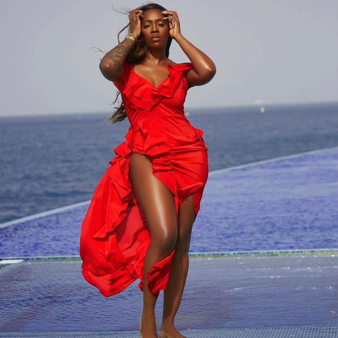 LeVraiBuzz's tweet photo. Joyeux anniversaire @TiwaSavage ��� https://t.co/LL3FlYjfM4