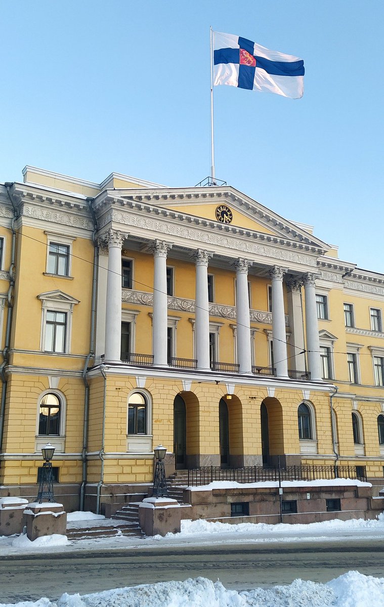 Mitähän Runeberg tuumasi Senaatintalosta? Tällaisena ei sitä nähnyt, vaikka helmikuun valossa kylläkin.