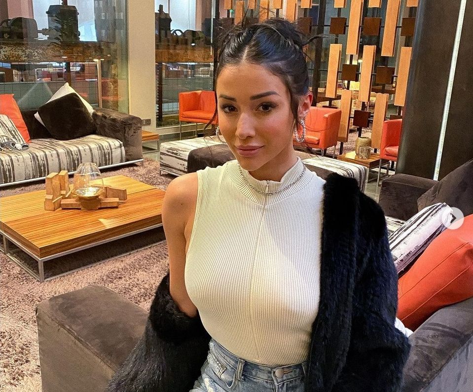 Isabeau c'est comme le vaccin contre le Covid ! On l'attendait plus !! Merci de remettre Alix à sa place. 
#LPDLA8