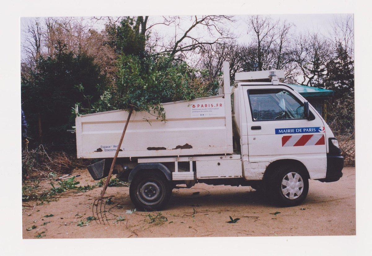 flecheinfo's tweet photo. *photographie argentique  #saïdAnas
[[ La camionnette de la Mairie de Paris   #champselysees ]]
Bravo et merci au personnel #mairiedeparis 
*photo #copie fait avec un scan ( #couleurs un peu différent )
#argentique  #filmphotography 
 #kodak #mmfilm #colors  #argentiquephoto https://t.co/pQrWmmHR2J