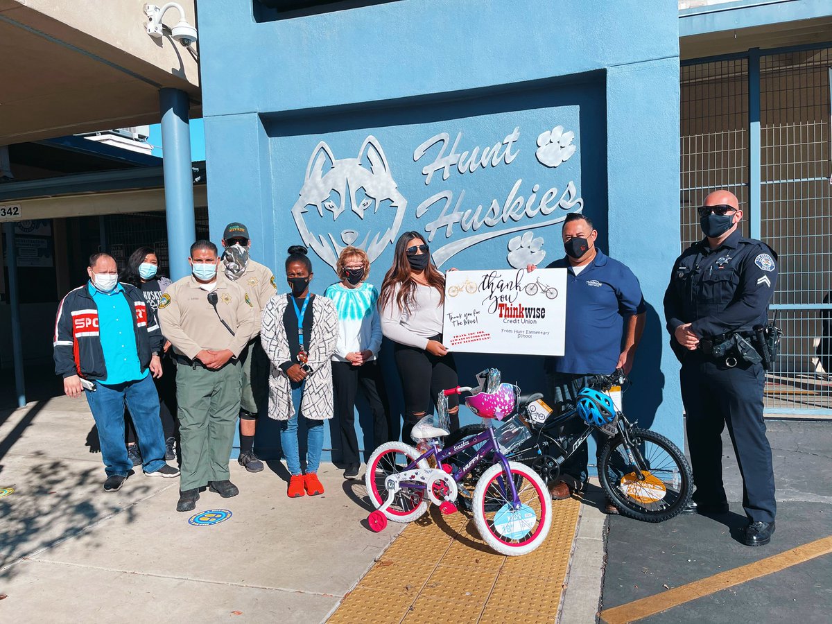 SBCUSDPOLICE's tweet image. Our #DistrictPoliceTeam had another opportunity to partner with the number one name in banking @ThinkwiseCU and our #CSOs &amp;amp; Police Officers to acknowlede the achievement of Hunt Elementary Students. We are so proud of our students and partner in policing!