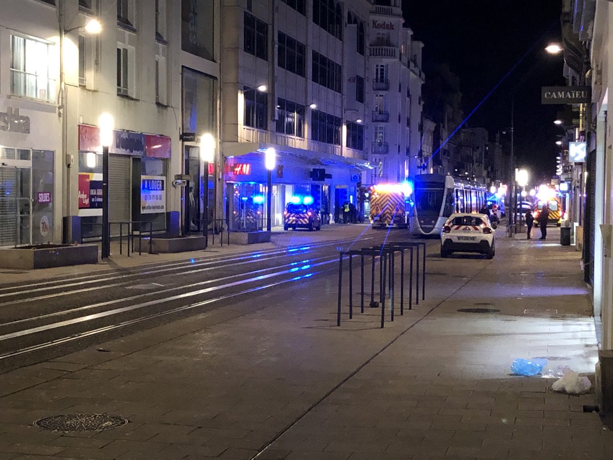 Grave accident entre un tramway et un cycliste ce vendredi soir rue de Vesle # Reims . Quartier bouclé et circulation des trams interrompue