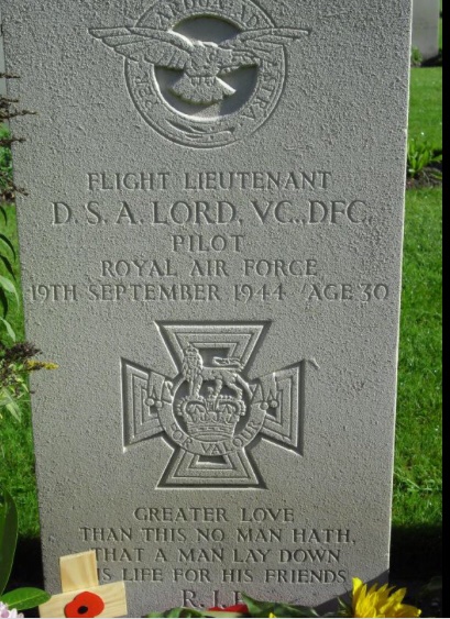 TheParachuteReg's tweet photo. @RAFBrizeNorton Good luck to the nominees๐
Fl Lt David Lord VC DFC.
Buried alongside his crew and the Paratroopers they died supporting in 1st Airborne Division.
#Arnhem44
#PerArduaAdAstra
#AdUnumOmnes
https://t.co/0k1fFrdJGq https://t.co/1dnwxswxQ5