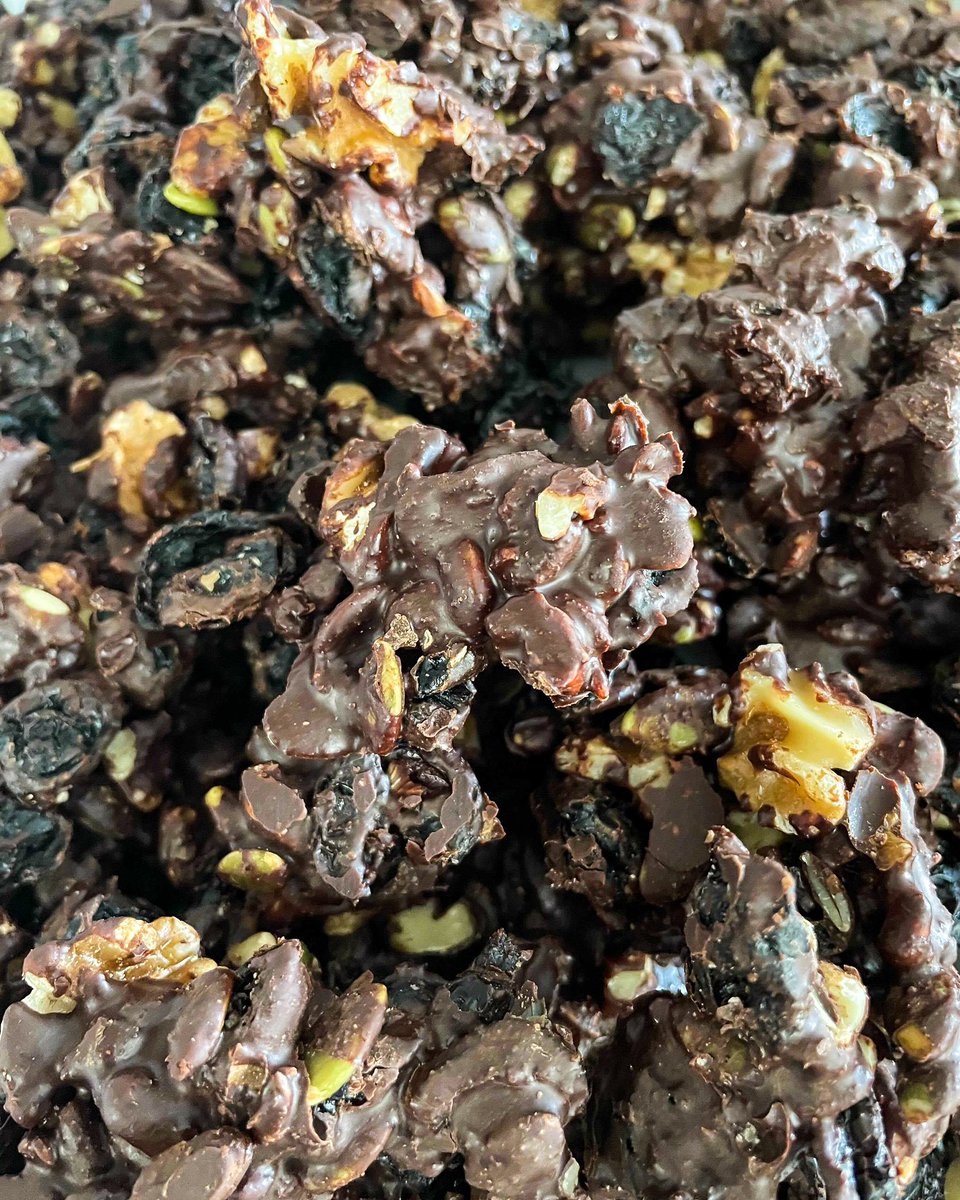 TGIF! We hope your weekend is as naturally sweet as our Cranberry + Walnut Clusters 🍫

Did you know we hand make all our snacks with love — even the chocolate, which we sweeten with pure maple syrup 🍁
