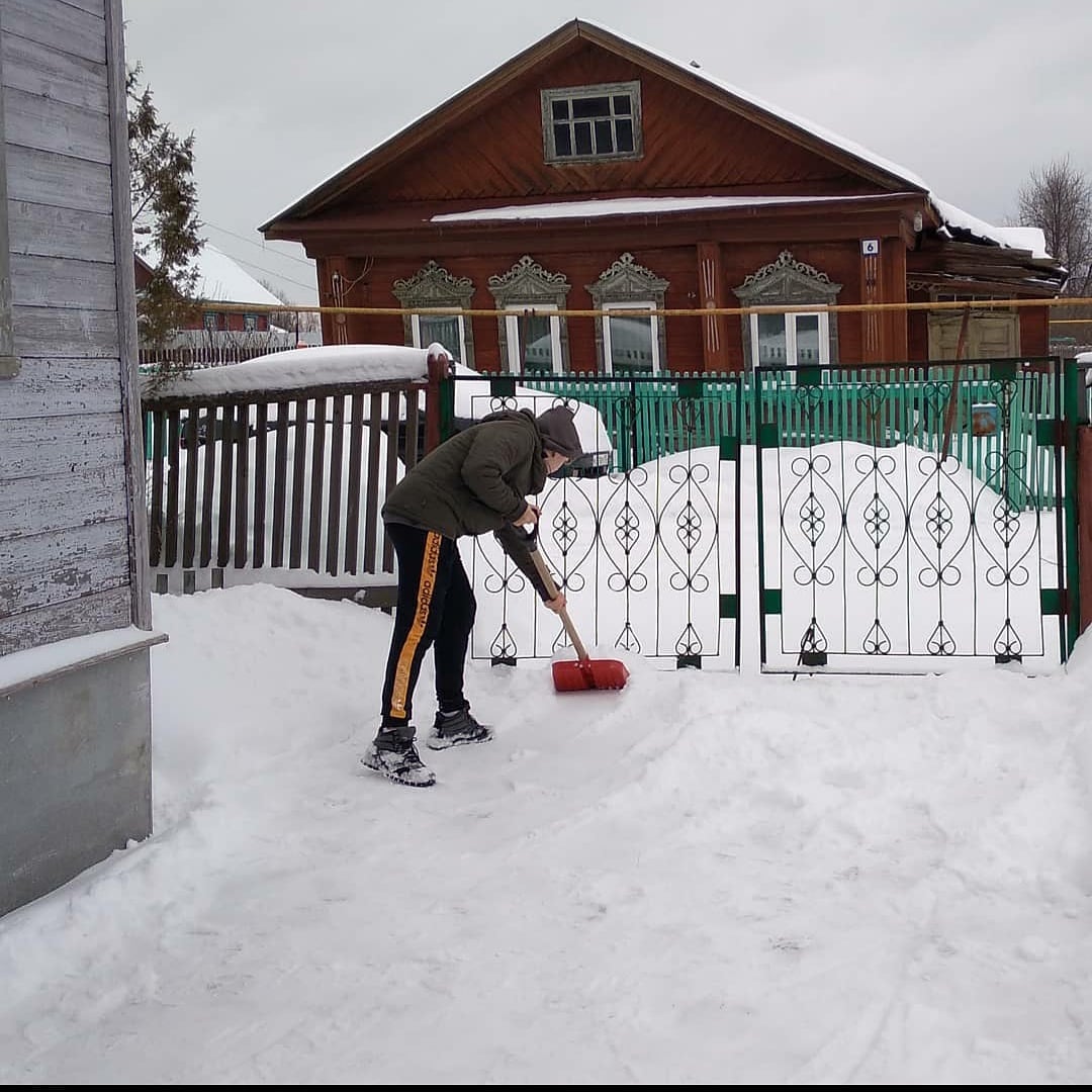 Волонтеры-школьники помогают пожилым одиноким людям расчищать снег у домов. 
Подробнее:
instagram.com/p/CK6QC7vF_Jv/…
#Вичуга 
#ИвановскаяОбласть