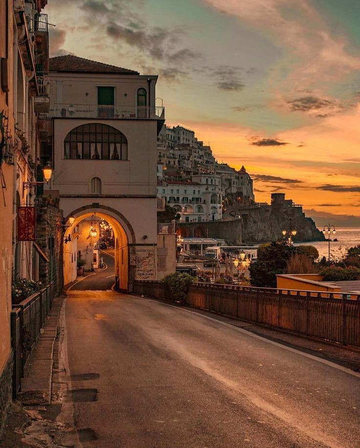 nerdeyapilir's tweet photo. Yaz Akşamları Nerde Geçirilir ❓

Sıcacık yaz akşamları İtalya'nın Amalfi kasabasında geçirilir. Siz de yaz akşamlarını özlediniz mi?

#amalfi #amalficoast #amalficoastitaly #amalfigram #yaz #summer #summertime #travel #travelphotography #travelling  #traveltheworld #italy https://t.co/13mgWymCnM