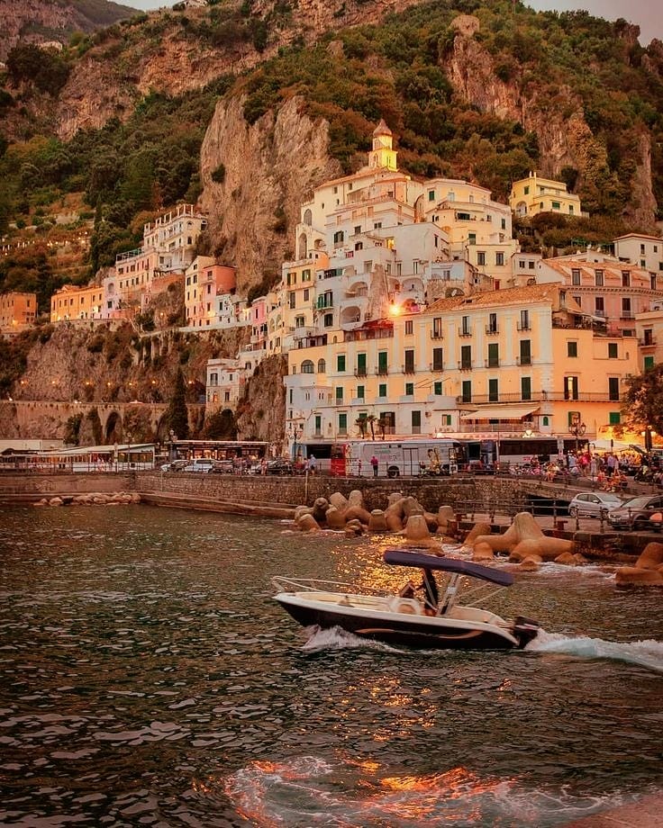 Yaz Akşamları Nerde Geçirilir ❓

Sıcacık yaz akşamları İtalya'nın Amalfi kasabasında geçirilir. Siz de yaz akşamlarını özlediniz mi?

#amalfi #amalficoast #amalficoastitaly #amalfigram #yaz #summer #summertime #travel #travelphotography #travelling  #traveltheworld #italy