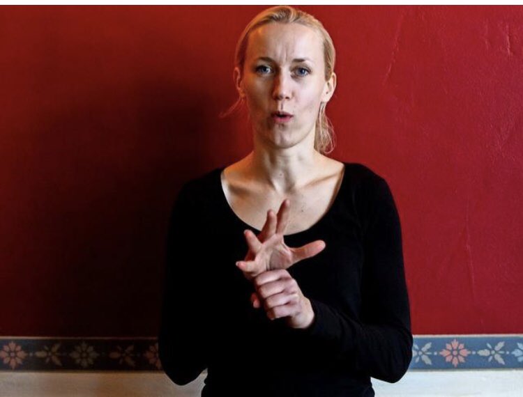 Maike Schultz (@klickbringer) on Twitter photo Das ist die #Gebärde für #Corona👇<a href="/lenakoeps/">Lena Köpsell</a> hat sich für <a href="/maz_online/">Märkische Allgemeine</a> von Dolmetscherin Nadine Lehmann erklären lassen, wie neue Vokabeln entstehen - und was der Unterschied zwischen Jobs für @Stk_Brandenburg und <a href="/heidiklum/">Heidi Klum</a> ist. maz-online.de/Brandenburg/Na… #GNTM2021 <a href="/ProSieben/">ProSieben</a> <a href="/GNTM/">GNTM-Fans</a> Das ist die #Gebärde für #Corona👇<a href="/lenakoeps/">Lena Köpsell</a> hat sich für <a href="/maz_online/">Märkische Allgemeine</a> von Dolmetscherin Nadine Lehmann erklären lassen, wie neue Vokabeln entstehen - und was der Unterschied zwischen Jobs für @Stk_Brandenburg und <a href="/heidiklum/">Heidi Klum</a> ist. maz-online.de/Brandenburg/Na… #GNTM2021 <a href="/ProSieben/">ProSieben</a> <a href="/GNTM/">GNTM-Fans</a>