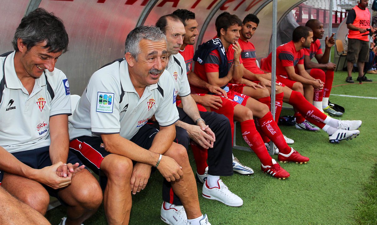 riojapresscom's tweet image. Pedazo de banquillo en el primer partido disputado en #LasGaunas por el @RealSporting  #LogroñesSporting ⚽️⚪️🔴
