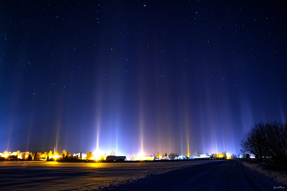 kairokiitsak's tweet photo. Light pillars in #Simuna 05/02/2021. Photo by my friend Janek Pärn. https://t.co/3xfryBqaGd