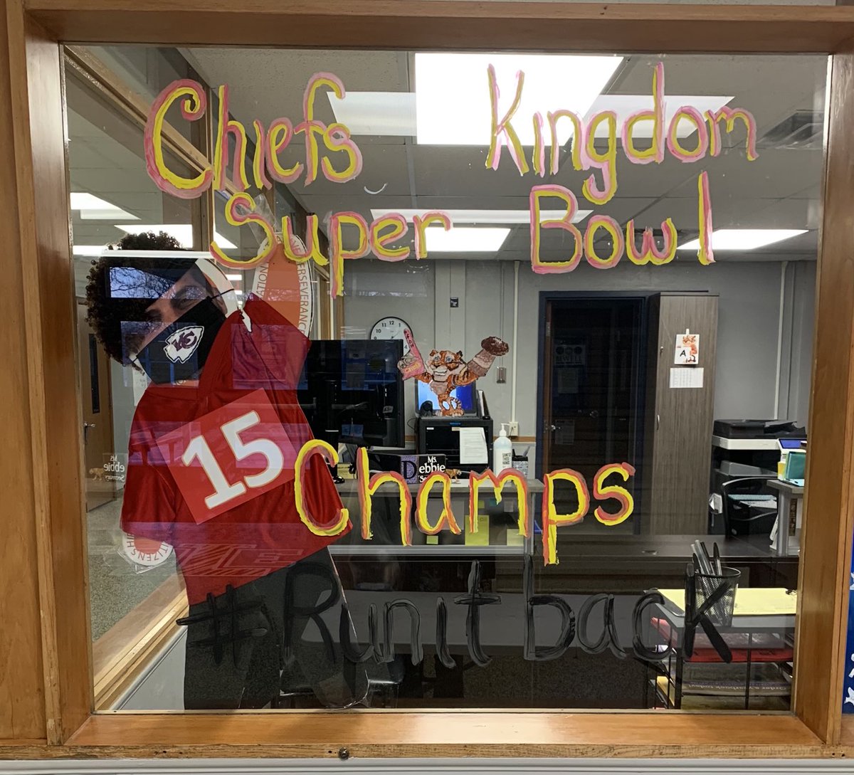 Thanks to our extremely talented Ms. Gayla for sharing her artistic skills with our Tigers as we celebrate Super Bowl Spirit Week. Go Chiefs!! #3TEPride