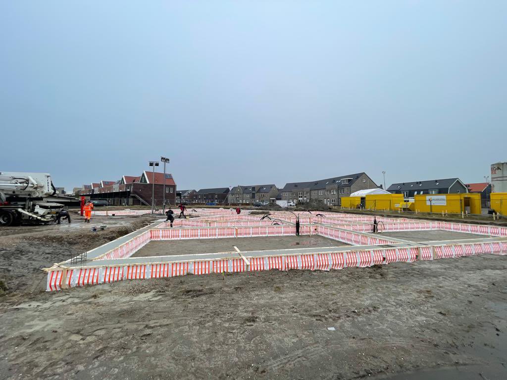 Deze week veel werk verzet om vandaag de fundatie te kunnen storten en dat is gelukt. Mooi voordat we de voorspelde grote hoeveelheden sneeuw in de kist hebben. #voordebuiover