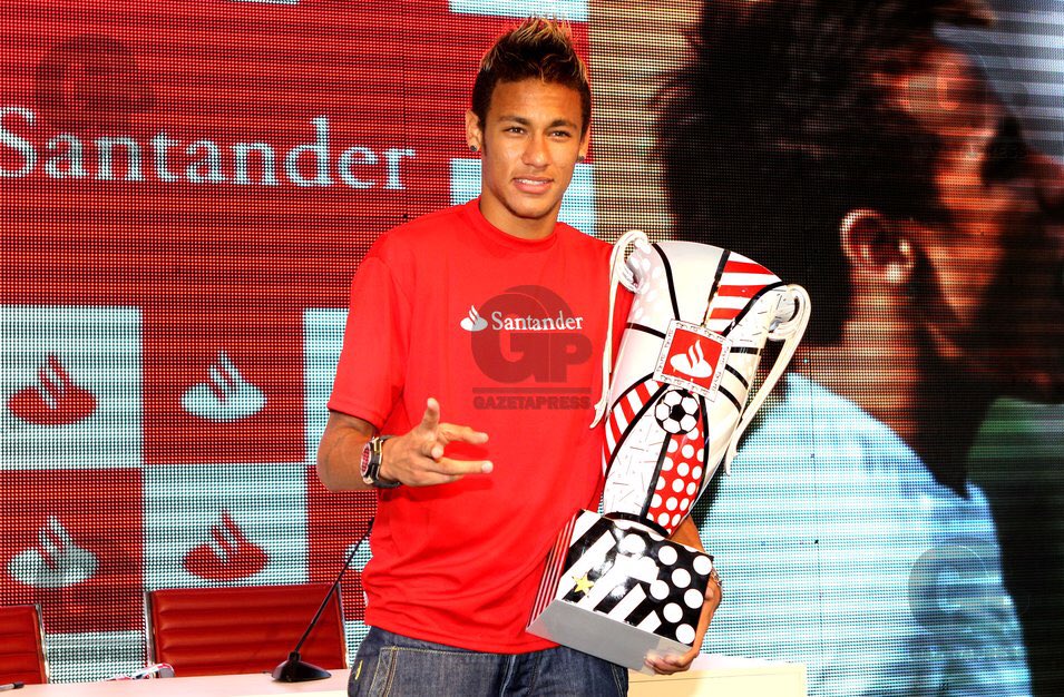 SANTOS:2x South American POTY1x Libertadores MVP1x Brasileirão MVP3x Brasileirão TOTY 2x Bola de Prata1x Bola de Ouro1x Copa Libertadores Top Scorer1x Copa do Brasil Top Scorer1x Paulista Top Scorer1x FIFA Club World Cup Bronze Ball1x World Soccer Young POTY