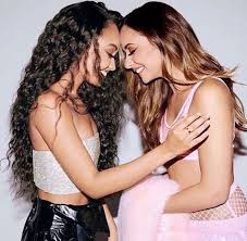 aclaración antes que nada: LITTLE MIX NO ES UNA BANDA LLENA DE CHICAS BLANCAS!!!! creo que mucha gente usa este argumento para insultarlas cuando se olvidan que tienen 2 miembros poc