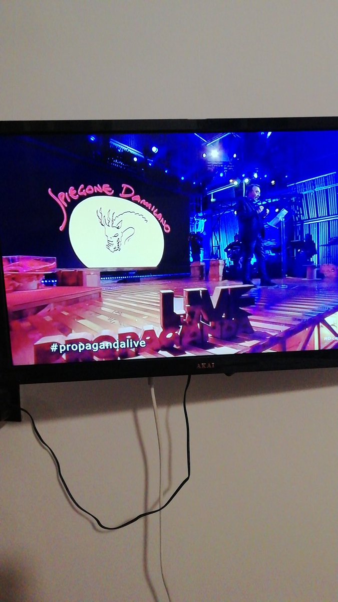 vincep82's tweet photo. "Oggi a diventà un cartonato ce vole n'attimo". Cit @MarcoDamilan. Cominciamo bene #propagandalive https://t.co/DxdKMfSFQO