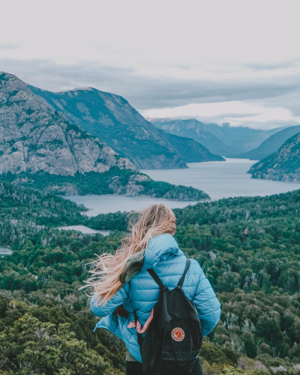 VisitArg_pt's tweet photo. 🏔😍 Trekking curto no Cerrito Llao Llao, uma caminhada que lhe oferece uma das melhores vistas de Bariloche. É possivel ver o Lago Moreno, o Brazo Tristeza e Brazo Blest do lago Nahuel Huapi. 

📸 Martina Caño

@Bariloche_ar @RioNegroTurismo https://t.co/60BMMEcUnz
