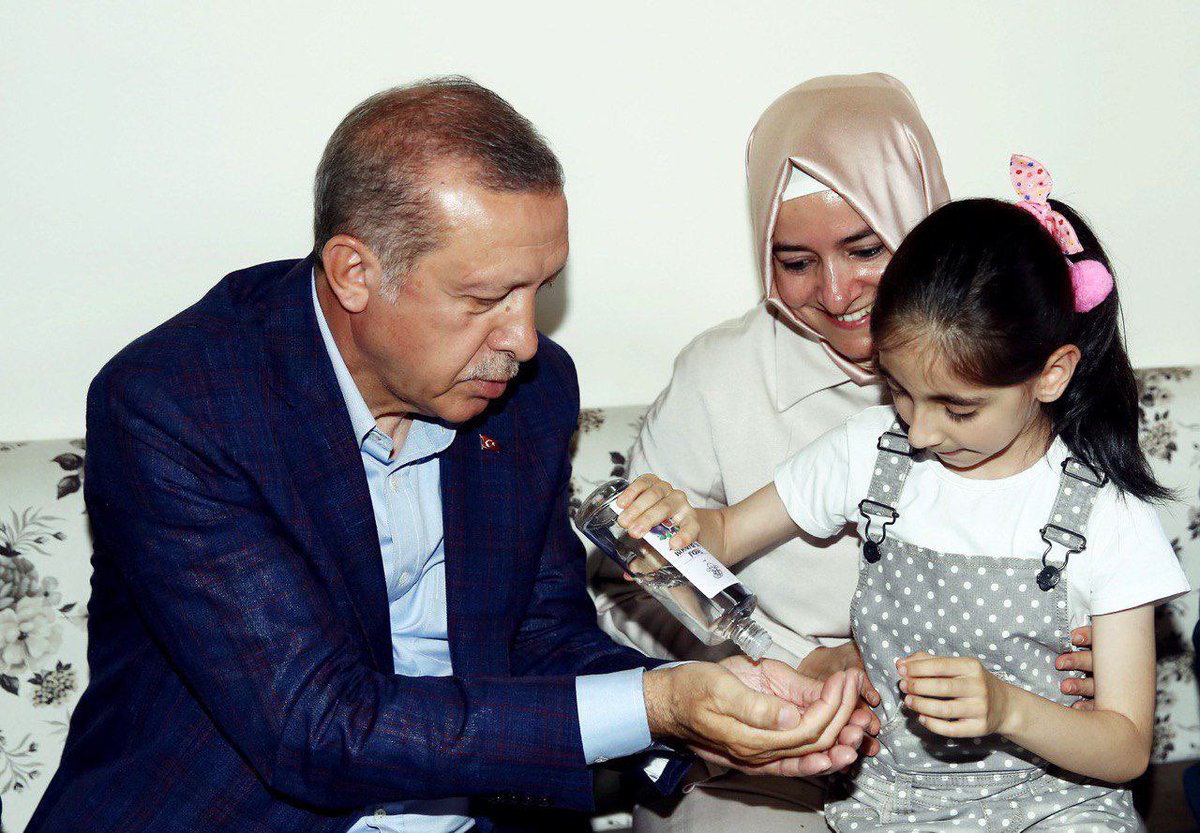 Vesayet düzeni başlarına yıkılanlar, meşru demokratik mücadele yerine Sayın Cumhurbaşkanımız Recep Tayyip Erdoğan’a nefret duygusuyla kendi kendilerini zehirlemeye daha ne kadar devam edecekler... 

Amasız ve şartsız dün olduğu gibi, bugün de, yarın da...

#ErdoğanınYanındayız