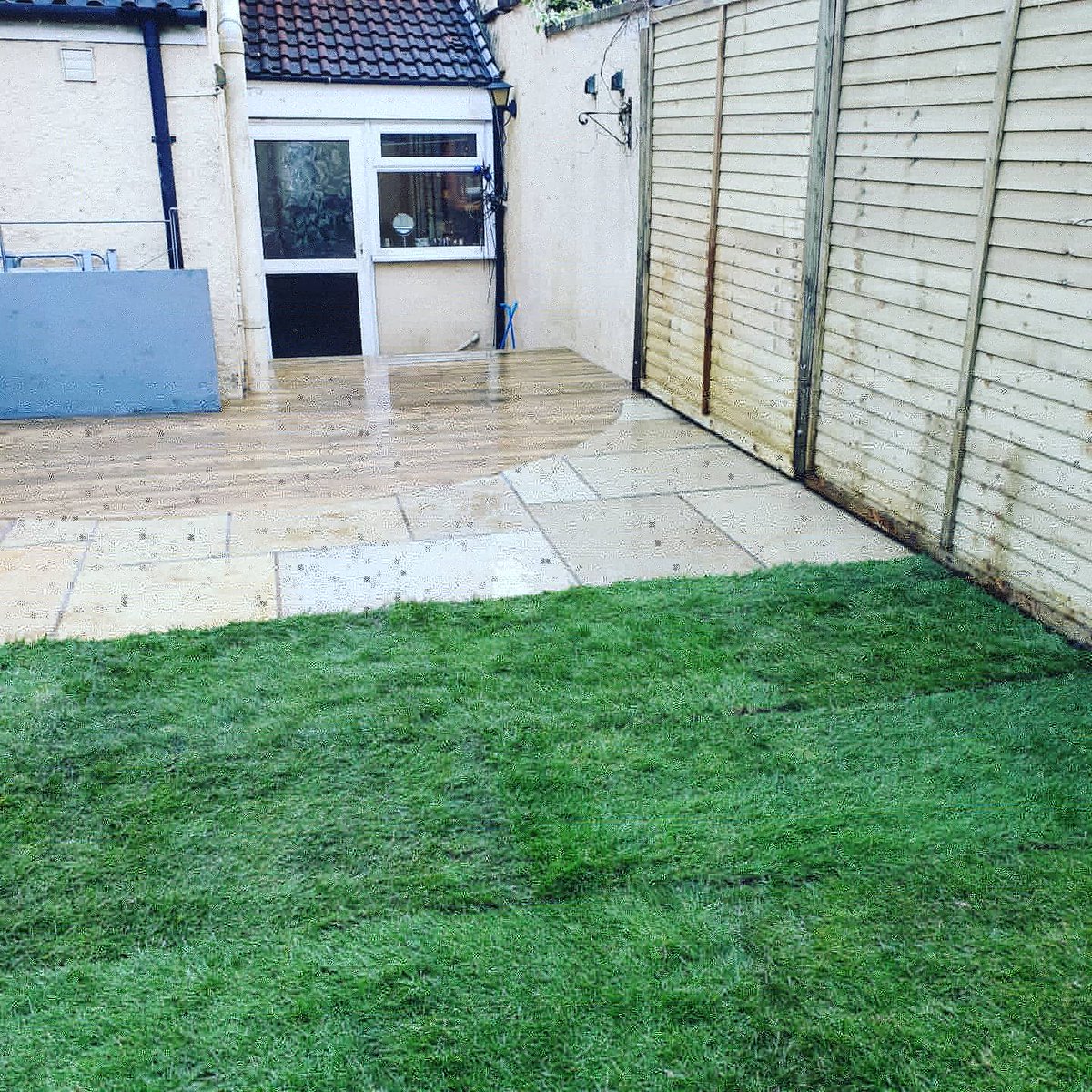 secretgardenweb's tweet photo. Good end to the week! #turfed this #urbangarden in #bedminster 🧡
Looks stunning next to the #yellowlimestone 💛
#itstheweekend #bristolgardens #bristol #bristollove #bristollife https://t.co/HDbI5hndg7