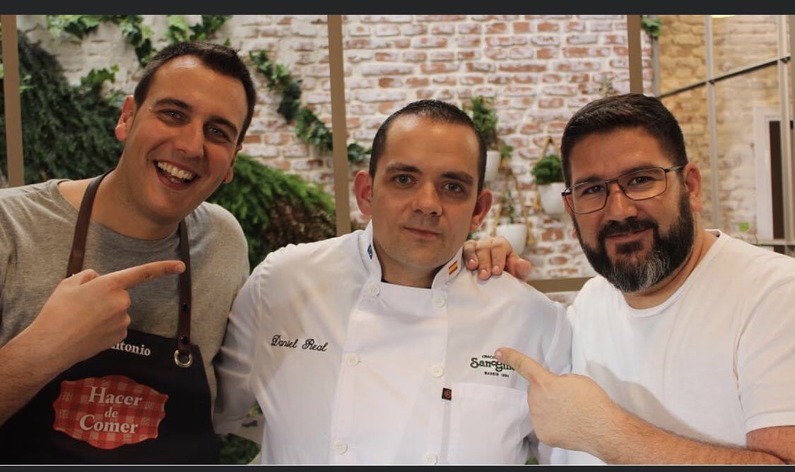 danielrd83's tweet photo. Bonito recuerdo con dos grandes...💪@danigarcia_ca  @antoniomchef3 https://t.co/ECCfQaoY9D