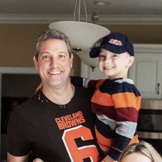 MonicaCle_'s tweet photo. In times when many are silent, @TimRyan speaks up. He fights for people and steps up when we need it the most. He has stood with   @MomsDemand consistently and has a 100 scorecard with the @HRC. I’m in for Tim! (And he is a Browns fan, so you know he doesn’t quit). #ohsen https://t.co/1bV61ZgKRw