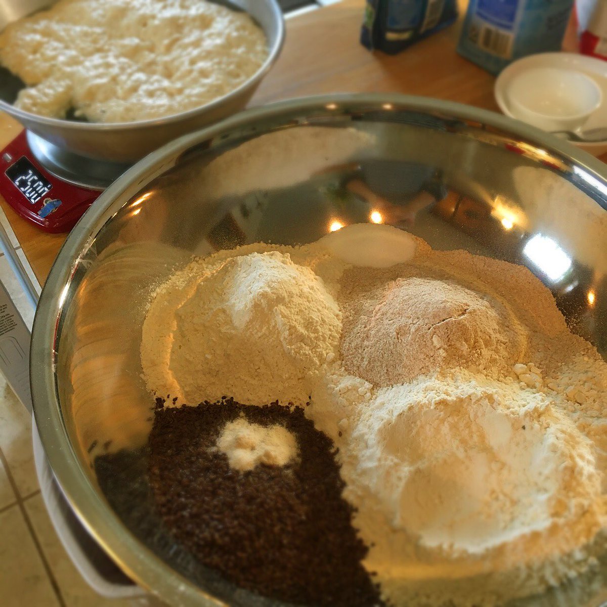 Baker_Sachi's tweet photo. 今まで使っていた粉が手に入らなくなって、4種の粉をブレンドして焼いてみる。
試作を4回したけど、まだ以前の粉に近づく配合に辿り着けてない。でも、もう時間切れでぶっつけ本番。どうかうまくいきますように!

#newflour #sourdoughbread #bakingday https://t.co/YeOe6Jvk8P