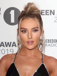 perrie edwards: perrie es una hermosa y increíblemente talentosa chica que sufrió años de bullying debido a ser pareja de un cantante, fue tanto el odio que recibió Y SIGUE recibiendo que tristemente sufre de ansiedad y todo culpa de los medios y el publico