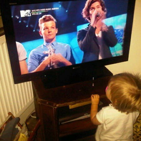 * Bonus * Lux watching Harry and louis on a TV ♡