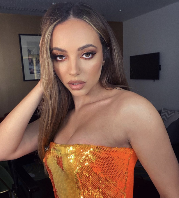jade thirlwall: jade sufrió de criticas por los medios y el publico diciéndole cosas sobre su físico "no tiene buen culo ni tetas" y la acosaron tanto por su nariz al punto que jade sentía que tenia que operarse, por suerte no escucho al resto y aprendió a amarse y aceptarse