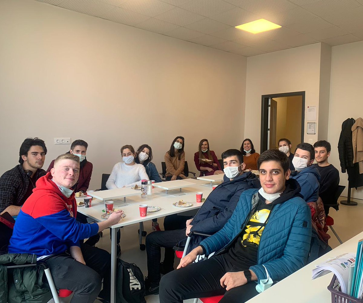 12. Sınıf öğrencilerimizle gün  sonunda tatlı bir kapanış yaptık. Motivasyonlarını kaybetmeyecekleri, bol bol dinlenip çalışmayı da ihmal etmeyecekleri bir ara tatil diliyoruz :) <a href="/shkynr/">Şahika Yanar</a> @BusraGuranYeni @YeniySeda