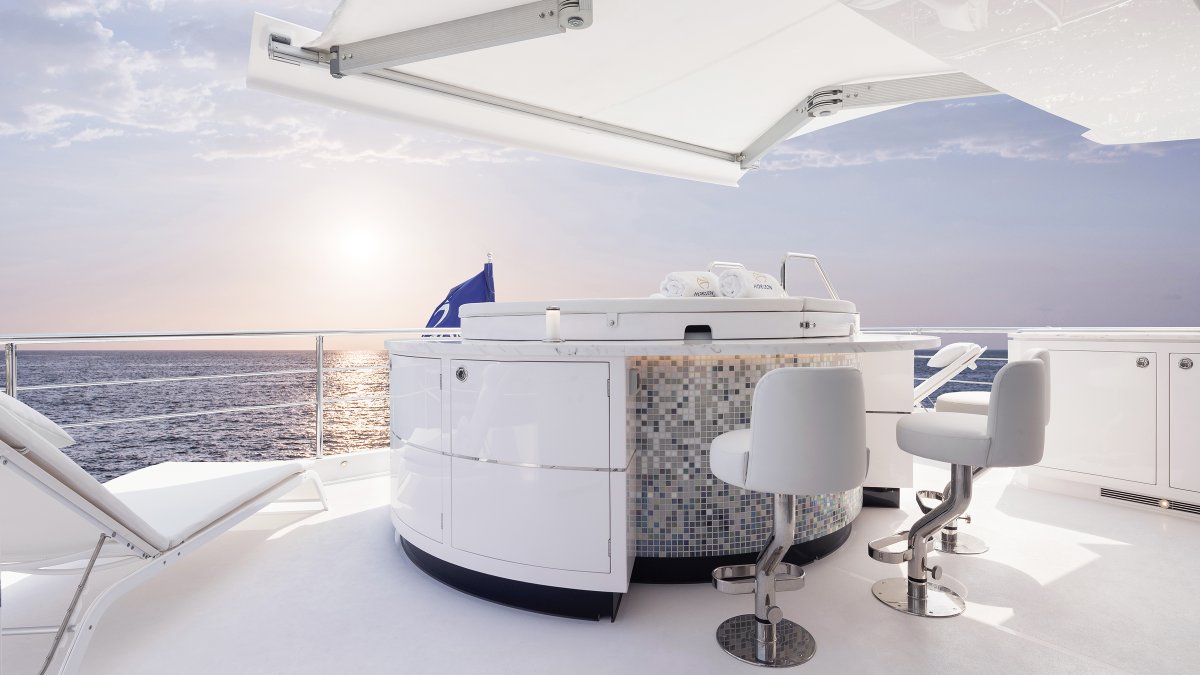 HorizonYachtUSA's tweet photo. Here is where the "magic" happens. Whether you select an Enclosed Bridge or an Open Bridge, the upper deck is a blank canvas. Aboard the #FD102 TÒ-KALÒN, an indoor/outdoor space welcomes dining, relaxation and entertaining. #DefineYourHorizon

Learn more: https://t.co/XXsC3FX02F https://t.co/rKKOkqi5B1