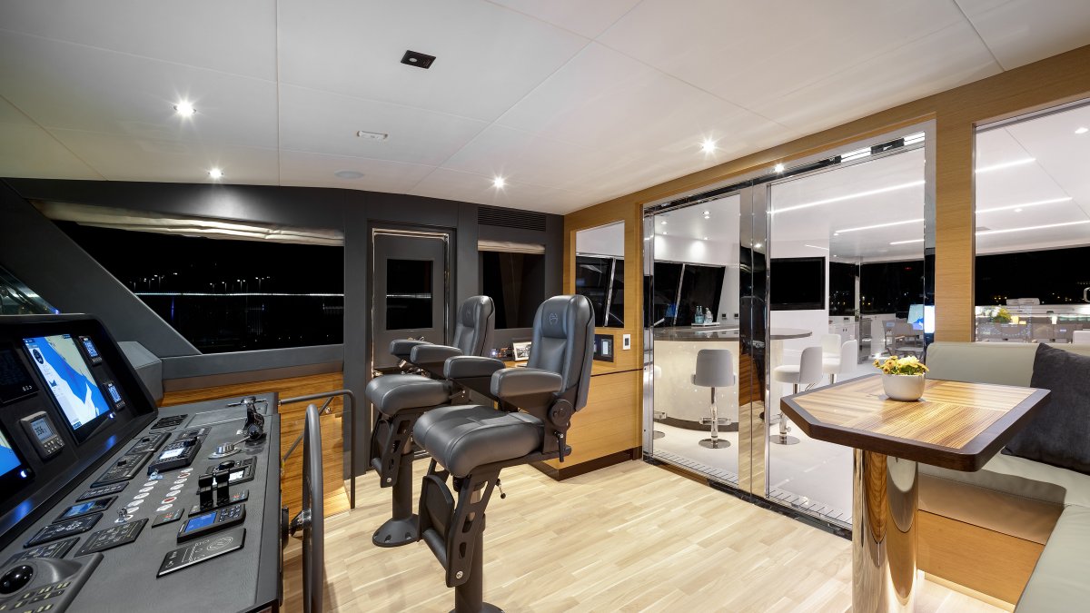 HorizonYachtUSA's tweet photo. Here is where the "magic" happens. Whether you select an Enclosed Bridge or an Open Bridge, the upper deck is a blank canvas. Aboard the #FD102 TÒ-KALÒN, an indoor/outdoor space welcomes dining, relaxation and entertaining. #DefineYourHorizon

Learn more: https://t.co/XXsC3FX02F https://t.co/rKKOkqi5B1
