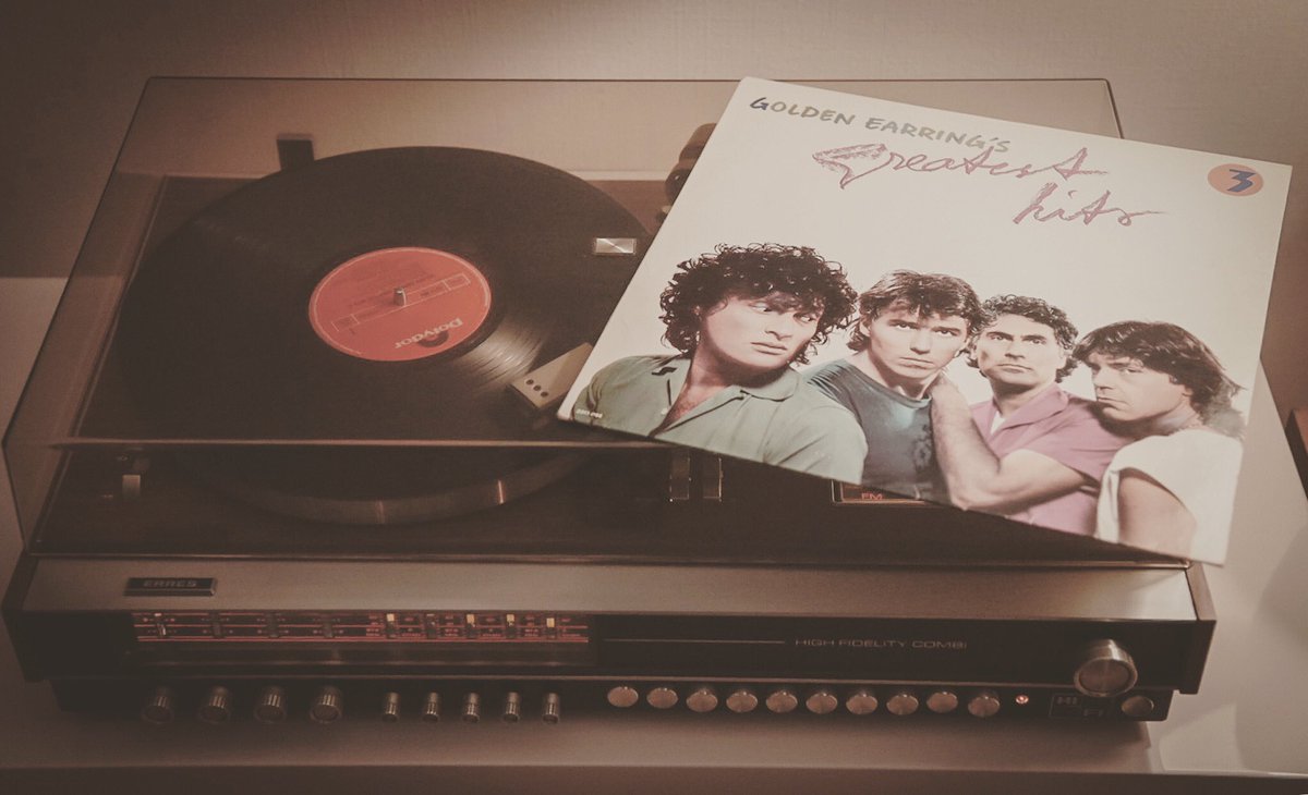 Sjak_uit_Elim's tweet photo. Super blij met mijn nostalgische platenspeler! Vanavond geniet ik dubbel want terug naar mijn jeugdjaren... en breng een toost uit op good old George Kooijmans! 🥰
#nostalgie #goldenearring #vinyl #erres #philips https://t.co/l3YSe1F5Id