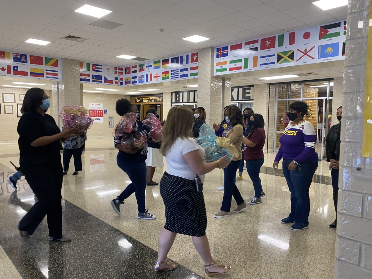 JacksonTerral's tweet photo. Thank you to our counselors for the tremendous impact they have in helping students achieve school success! 
😍💛👏🏽#counselorappreciationweek 
@Eisenhower_AISD @AldineISD https://t.co/i4FugyacvZ