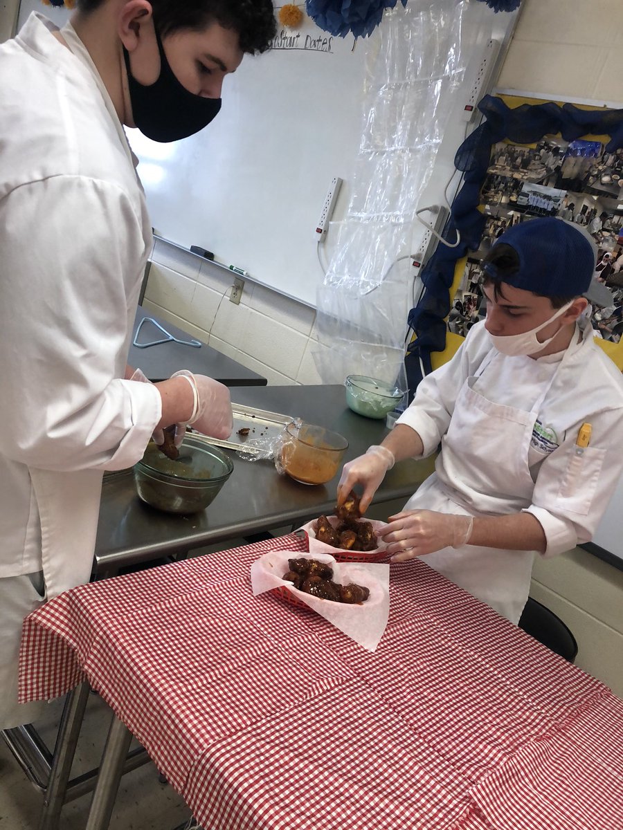 Sjohnston323's tweet photo. ProStart students rocked it today during their chicken wings cook off!! #BHSProStart #GoLiberators #WingWarz #ProStart https://t.co/Ngbmyxzv9e