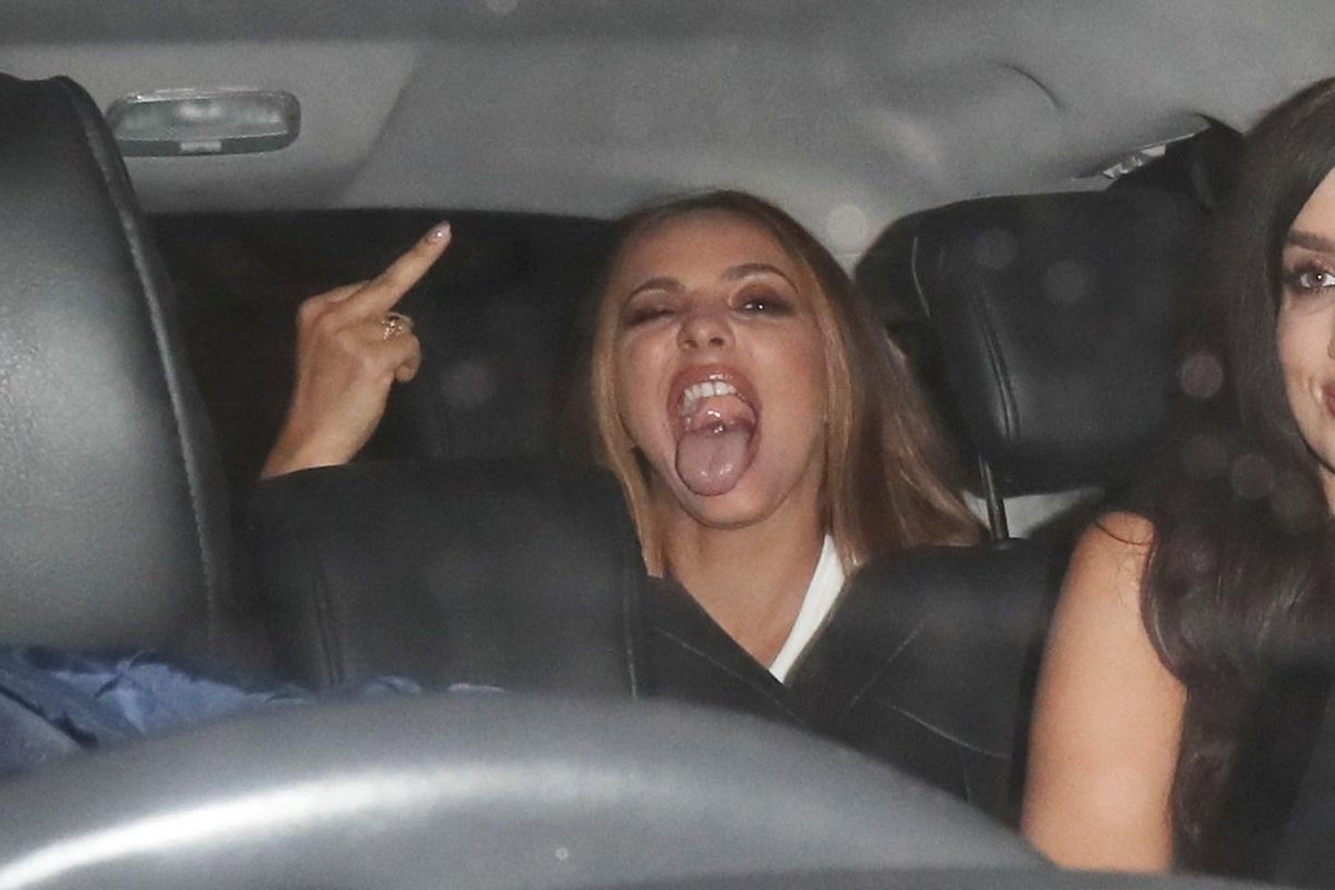 jade thirlwall: jade sufrió de criticas por los medios y el publico diciéndole cosas sobre su físico "no tiene buen culo ni tetas" y la acosaron tanto por su nariz al punto que jade sentía que tenia que operarse, por suerte no escucho al resto y aprendió a amarse y aceptarse