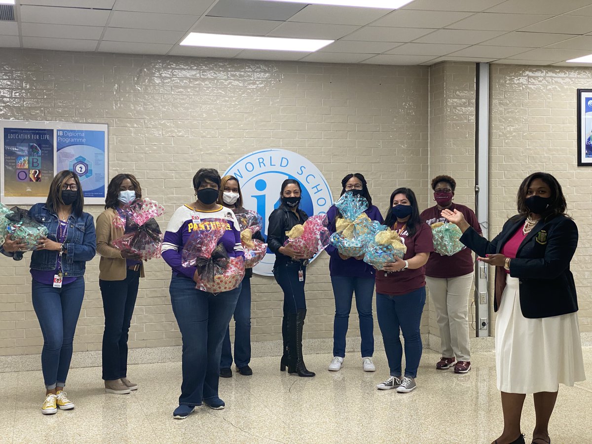 JacksonTerral's tweet photo. Thank you to our counselors for the tremendous impact they have in helping students achieve school success! 
😍💛👏🏽#counselorappreciationweek 
@Eisenhower_AISD @AldineISD https://t.co/i4FugyacvZ
