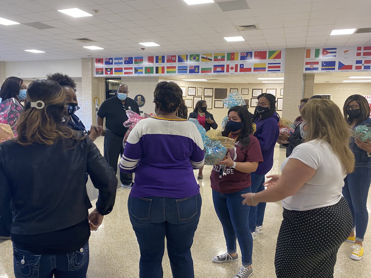 JacksonTerral's tweet photo. Thank you to our counselors for the tremendous impact they have in helping students achieve school success! 
😍💛👏🏽#counselorappreciationweek 
@Eisenhower_AISD @AldineISD https://t.co/i4FugyacvZ