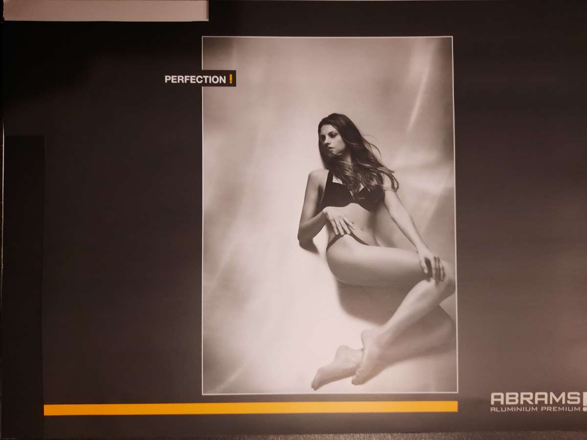 Jezhades's tweet photo. Bonsoir @ABRAMS_ACIERS , c'est normal de foutre des femmes à poils et de perpétuer un schéma misogyne en sexualisant leur corps pour vendre de l'aluminium en 2021 ? https://t.co/eL8FbW9e85