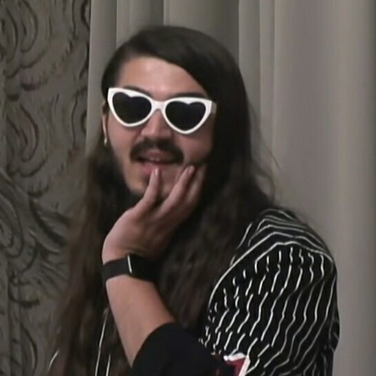 Aydın :
İlk bölümlerde                   son bölümlerde
"bro" dediğinde                 "bro" dediğinde