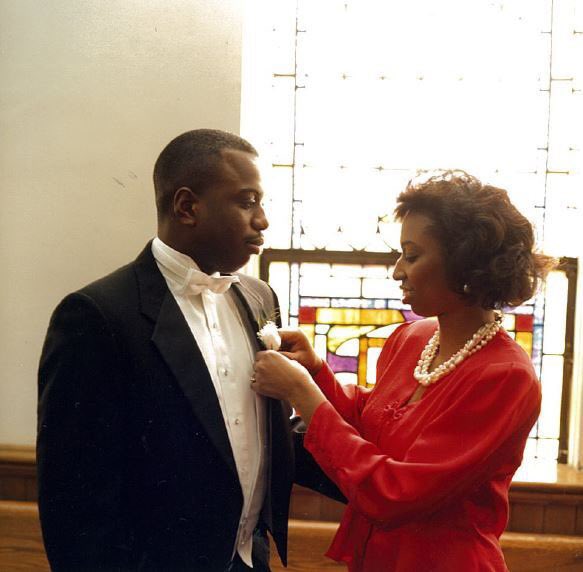 Cynthia Graham-Hurd and her brother were very close. She was college educated, a member of Alpha Kappa Alpha sorority. Loved being an auntie. Malcolm Graham shared these cherished photos with me. The graduation photo with his daughter, Cortney, taken a month before shooting. 8/x