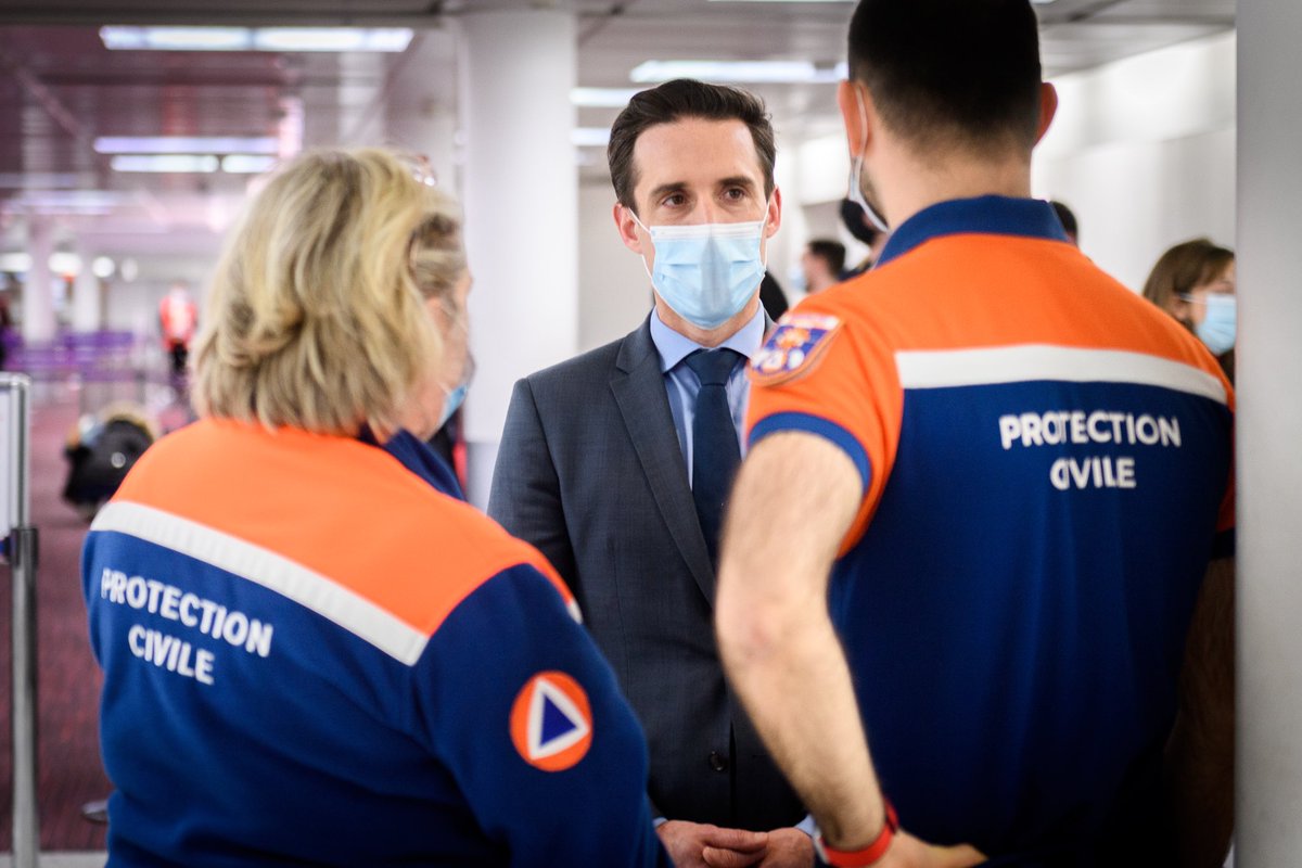 Djebbari_JB's tweet photo. Agents des compagnies aériennes, de la police aux frontières, de la protection civile : ce sont eux qui contrôlent les tests PCR et les motifs impérieux dans nos aéroports. Merci à eux. https://t.co/zhIOGI1oU7