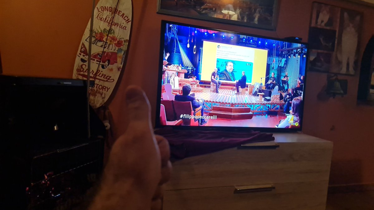 Entoncescuentas's tweet photo. #filippoceccarelli ti ringrazio davvero, non riuscirò mai più a guardare un film perché tutte le volte che qualcosa durerà 2 ore pensero alla regola dei 3/4 d'ora... Oggi non è il mio compleanno e neanche del gatto ma se vuoi mandarci nella Var, noi ti salutiamo da Tenerife.Ciao https://t.co/9RobSeTnuS