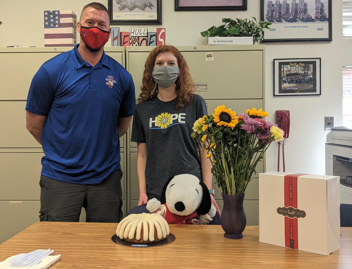 JDHullHeroes's tweet image. Nothing Bundt the Best for our Amazing Counselor!  Lunch and Cake to close off the week in appreciation of our Counselor Mrs. Pandya. ❤️  @ChandlerUnified @JanePto @CUSDCounseling  @nothingbundt