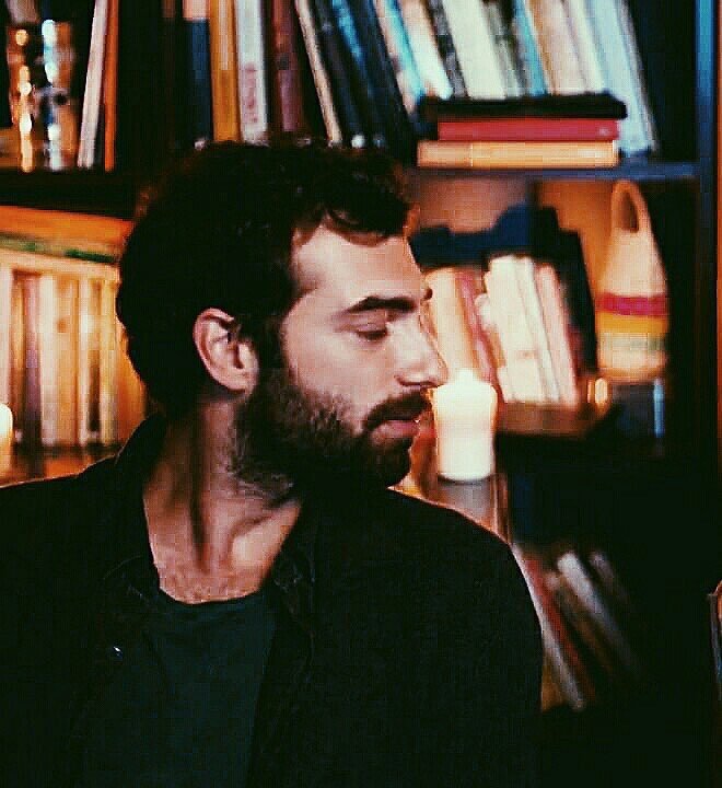 efkartime_'s tweet photo. "Dünyada 2 tane gül olsun,
 Biri kırmızı biri beyaz.
 Sen beni unutursan kırmızı güller    solsun,
 Ben seni unutursam beyaz güller  kefenim olsun... " https://t.co/aSBBoZknCL