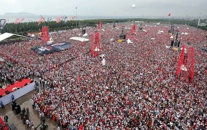 Söyledik ,!
Bize Twitte miting yaptırmayın diye.
Ne oldu ? gördünüz mü ?
2 saatte 1 milyonu 
#ErdoğanınYanındayız