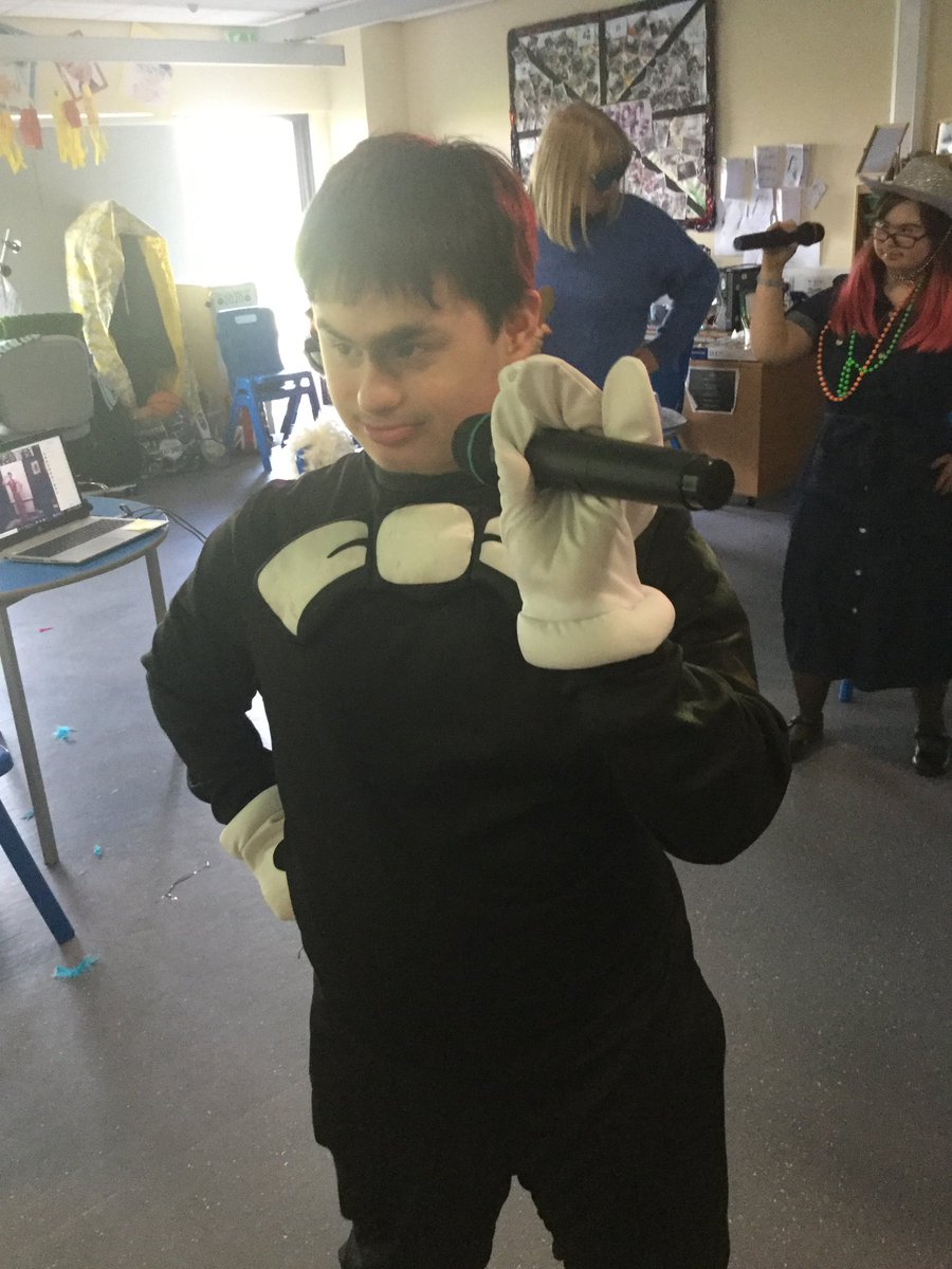 ashleaschool's tweet photo. Last year’s ‘Mama Mia’ performance had to be delayed, but Holly & classmates WFH enjoyed a great afternoon dance session with Helen Anker, a dancer with the stage show. Teamed with their #dressedtoexpress outfits it was a really uplifting afternoon for #ChildrensMentalHealthWeek https://t.co/dagX0LL1Lu