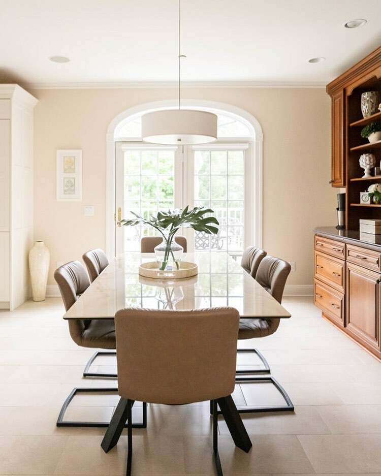This polished marble dining table bounces so much light into the kitchen. Rather than going with a glass top, the stone adds similar light-reflective qualities but SO much more character.
.
.
:
📸 <a href="/mariahtexidor/">Mariah Texidor</a> instagr.am/p/CK7O8AEMe9w/